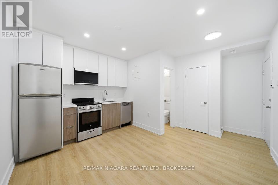 995 O'connor Drive, Toronto, Ontario  M4B 2T1 - Photo 3 - E12929186