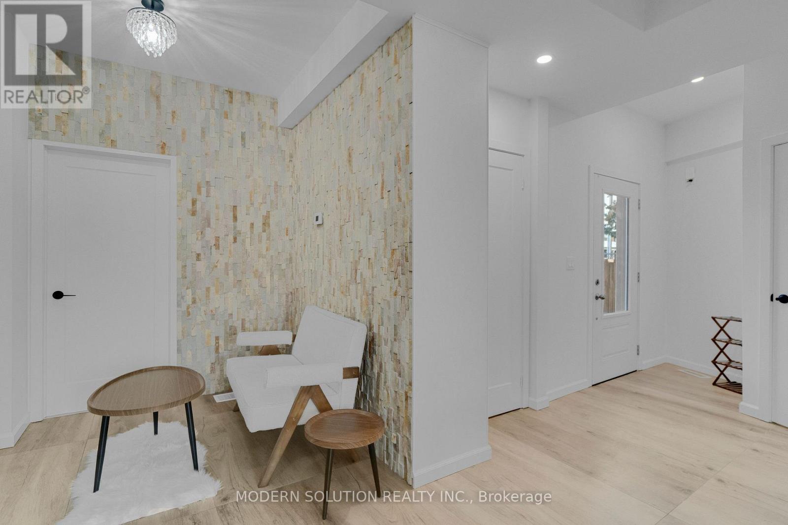 Upper - 66 Silverthorn Avenue, Toronto (Weston-Pellam Park), Ontario  M6N 3J8 - Photo 3 - W12929082