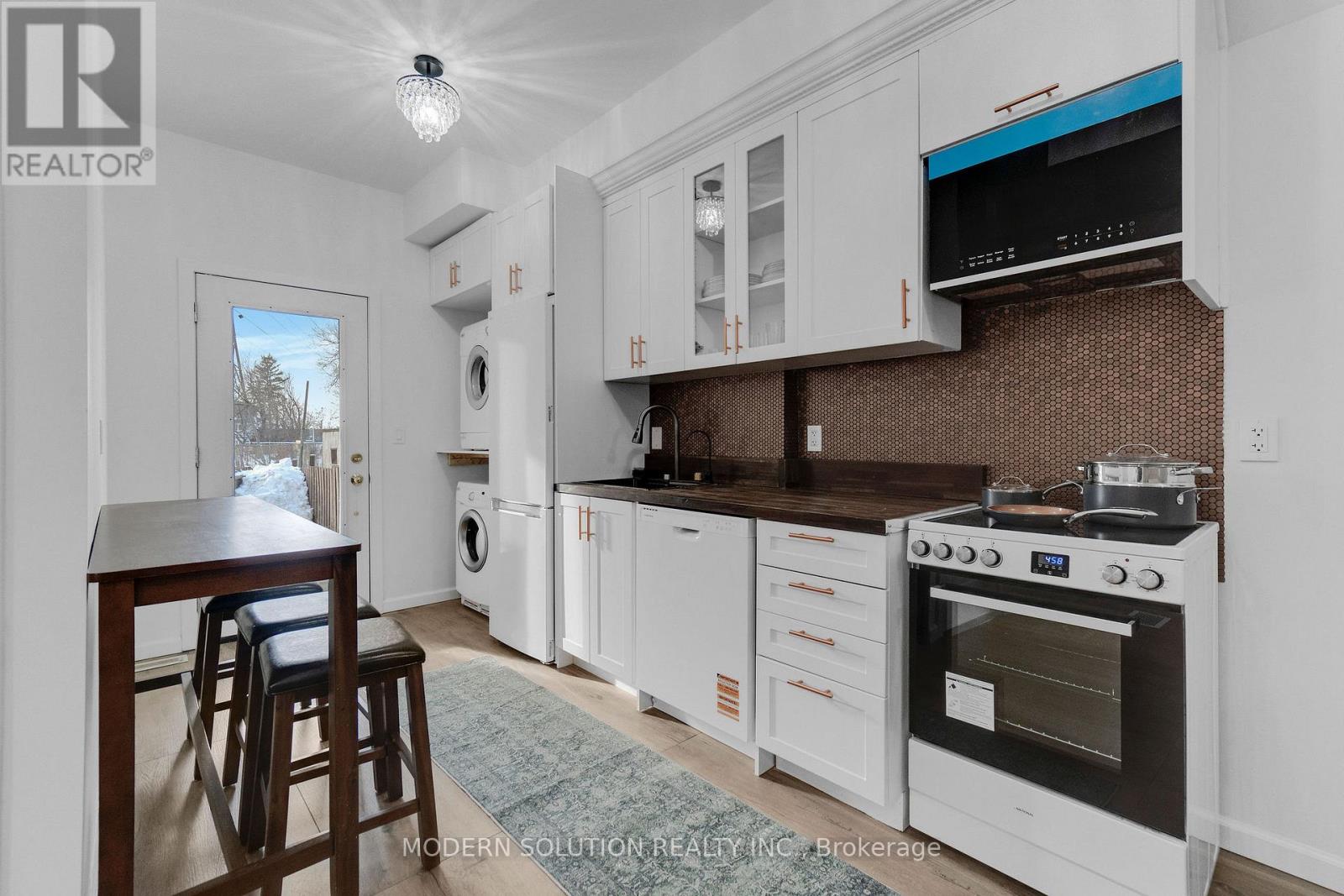 Upper - 66 Silverthorn Avenue, Toronto (Weston-Pellam Park), Ontario  M6N 3J8 - Photo 5 - W12929082