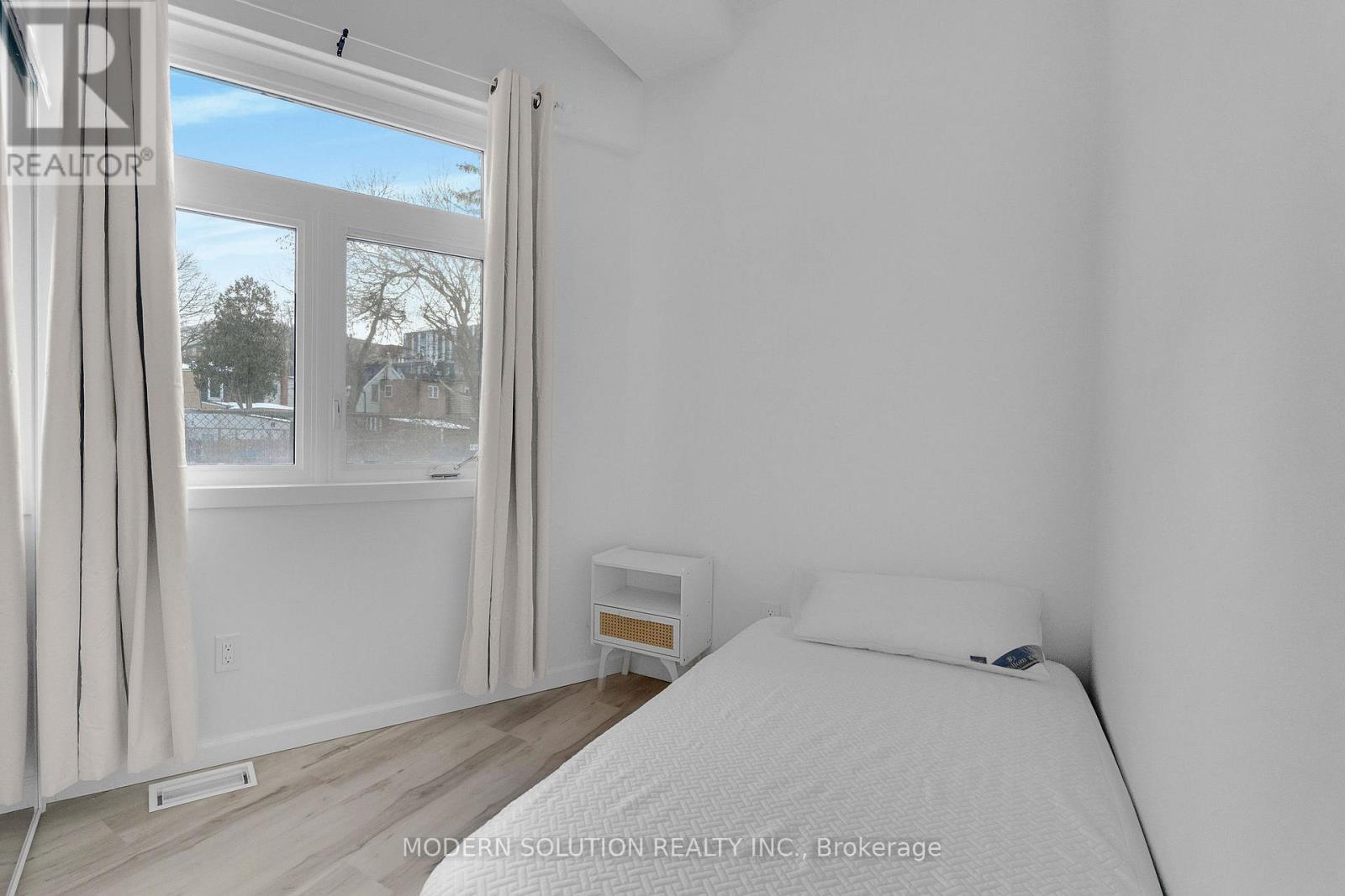 Upper - 66 Silverthorn Avenue, Toronto (Weston-Pellam Park), Ontario  M6N 3J8 - Photo 8 - W12929082