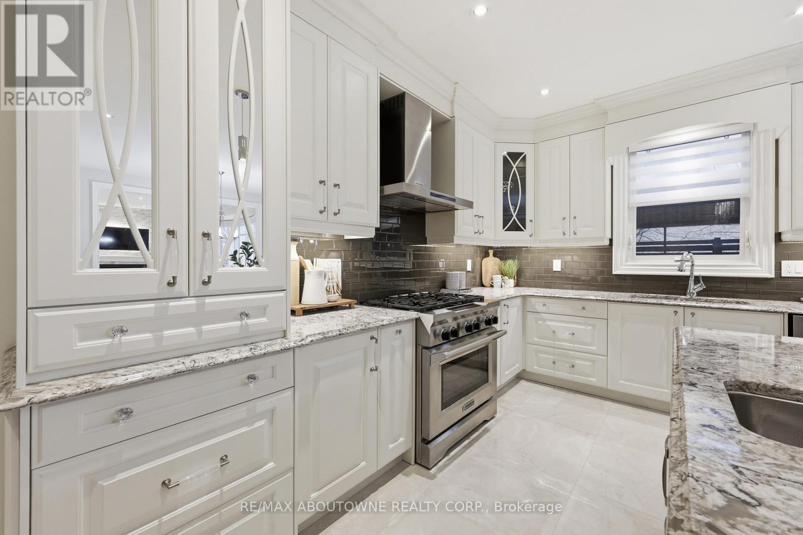 2225 Glazebrook Circle, Oakville (Wm Westmount), Ontario  L6M 5B5 - Photo 16 - W12929118