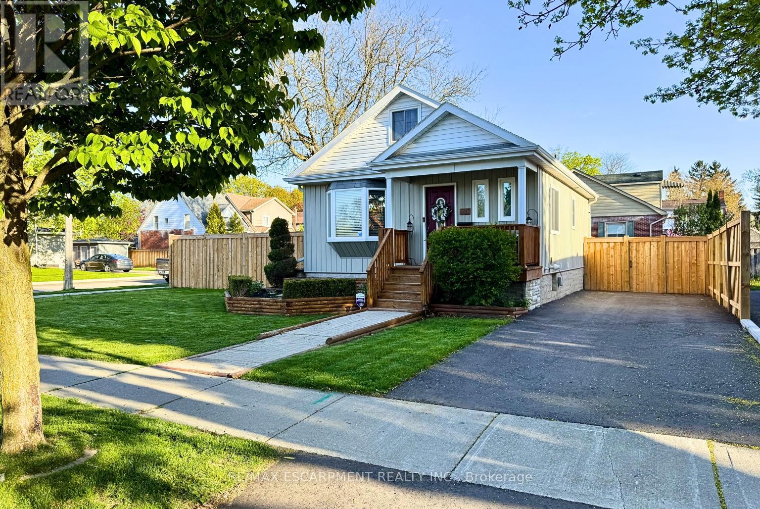 303 Nelson Street, Brantford, Ontario  N3S 4C9 - Photo 2 - X12929094