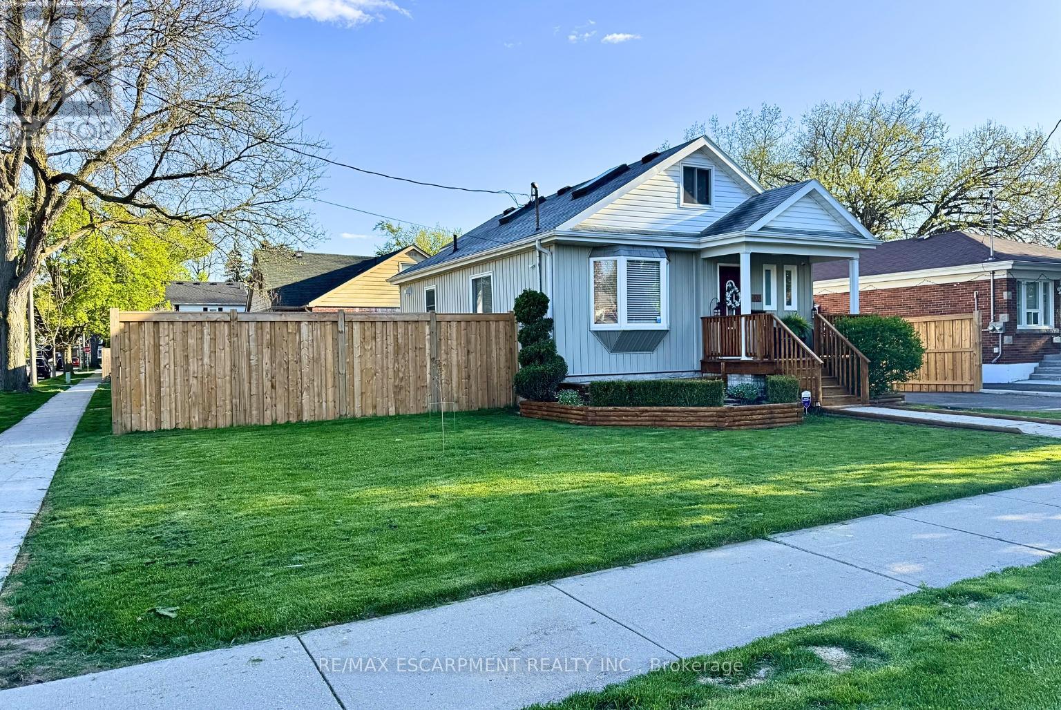 303 Nelson Street, Brantford, Ontario  N3S 4C9 - Photo 3 - X12929094