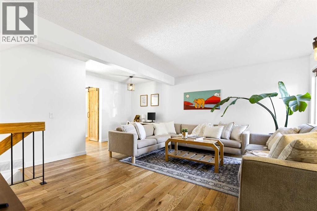 77 Point Drive Nw, Calgary, Alberta  T3B 4V9 - Photo 5 - A2293043