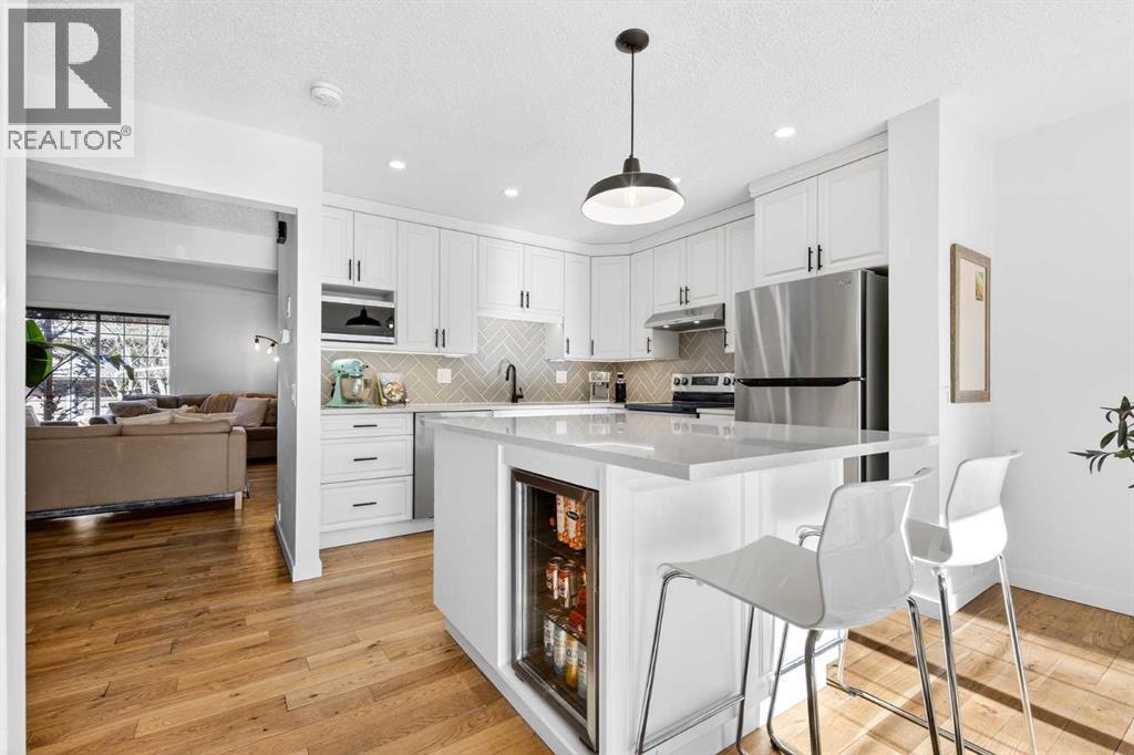 77 Point Drive Nw, Calgary, Alberta  T3B 4V9 - Photo 13 - A2293043