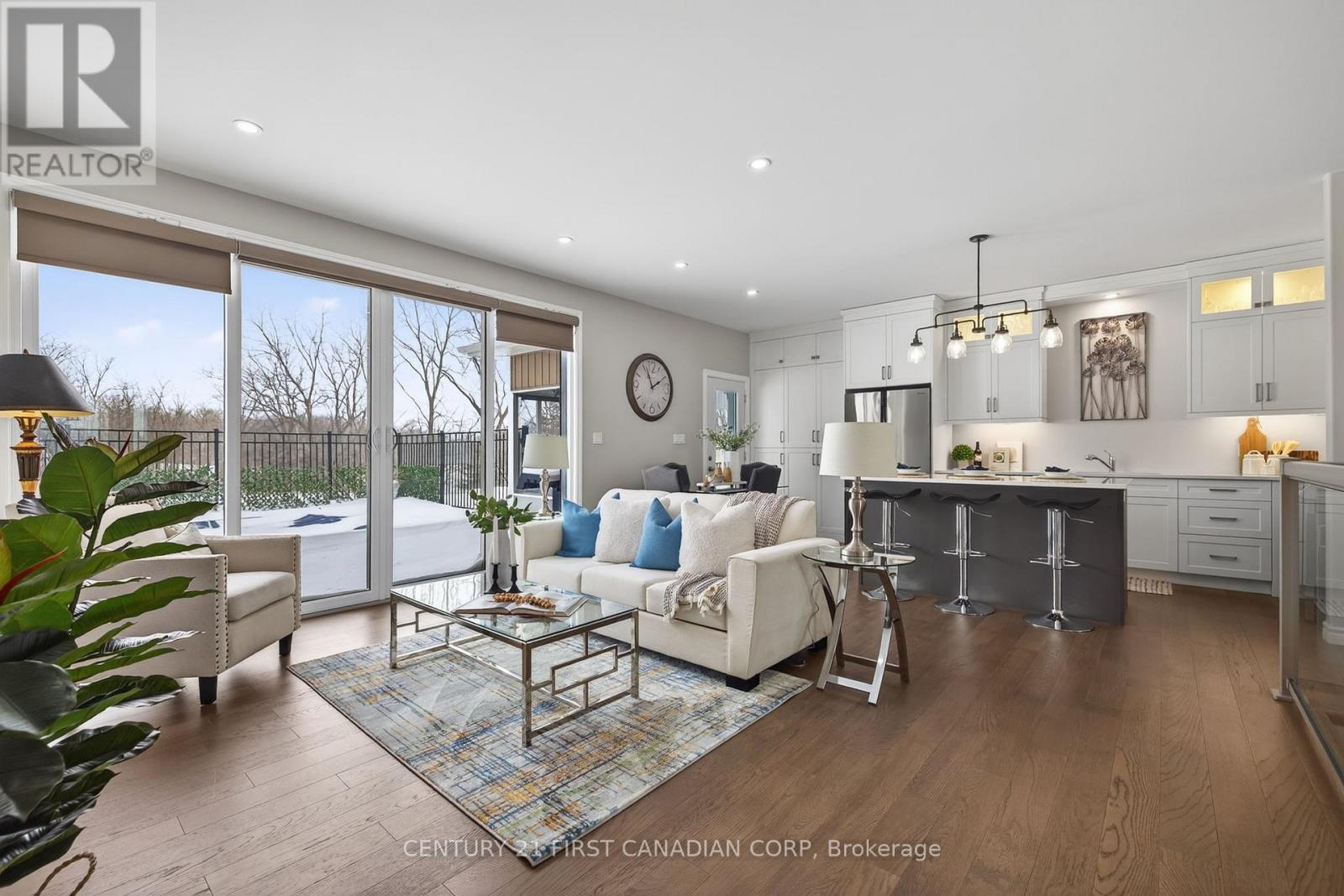 9128 Indian Hills Trail W, Lambton Shores, Ontario  N0N 1J2 - Photo 8 - X12929226