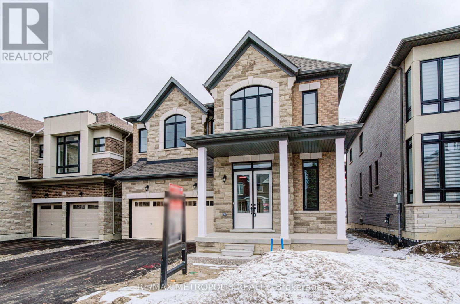 19 Kane Crescent, Aurora, Ontario  L4G 0C5 - Photo 3 - N12929274