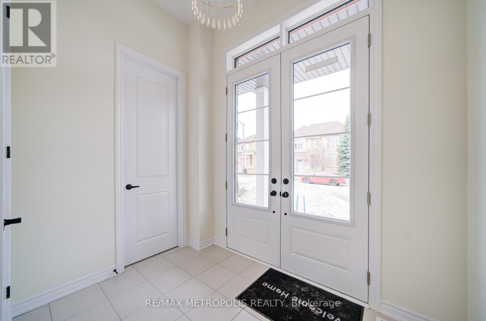 19 Kane Crescent, Aurora, Ontario  L4G 0C5 - Photo 5 - N12929274