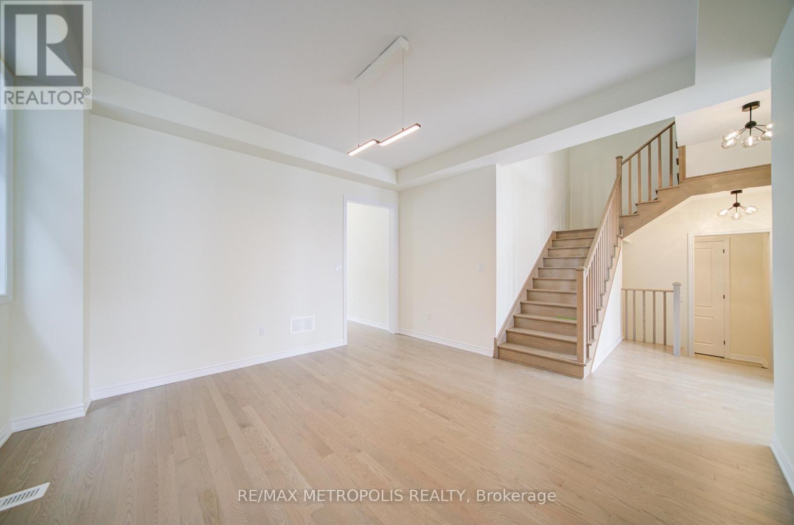 19 Kane Crescent, Aurora, Ontario  L4G 0C5 - Photo 8 - N12929274