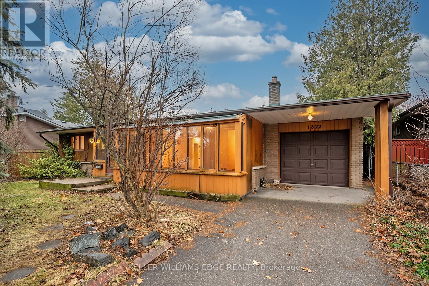 1322 LANGDALE CRESCENT, Oakville, Ontario