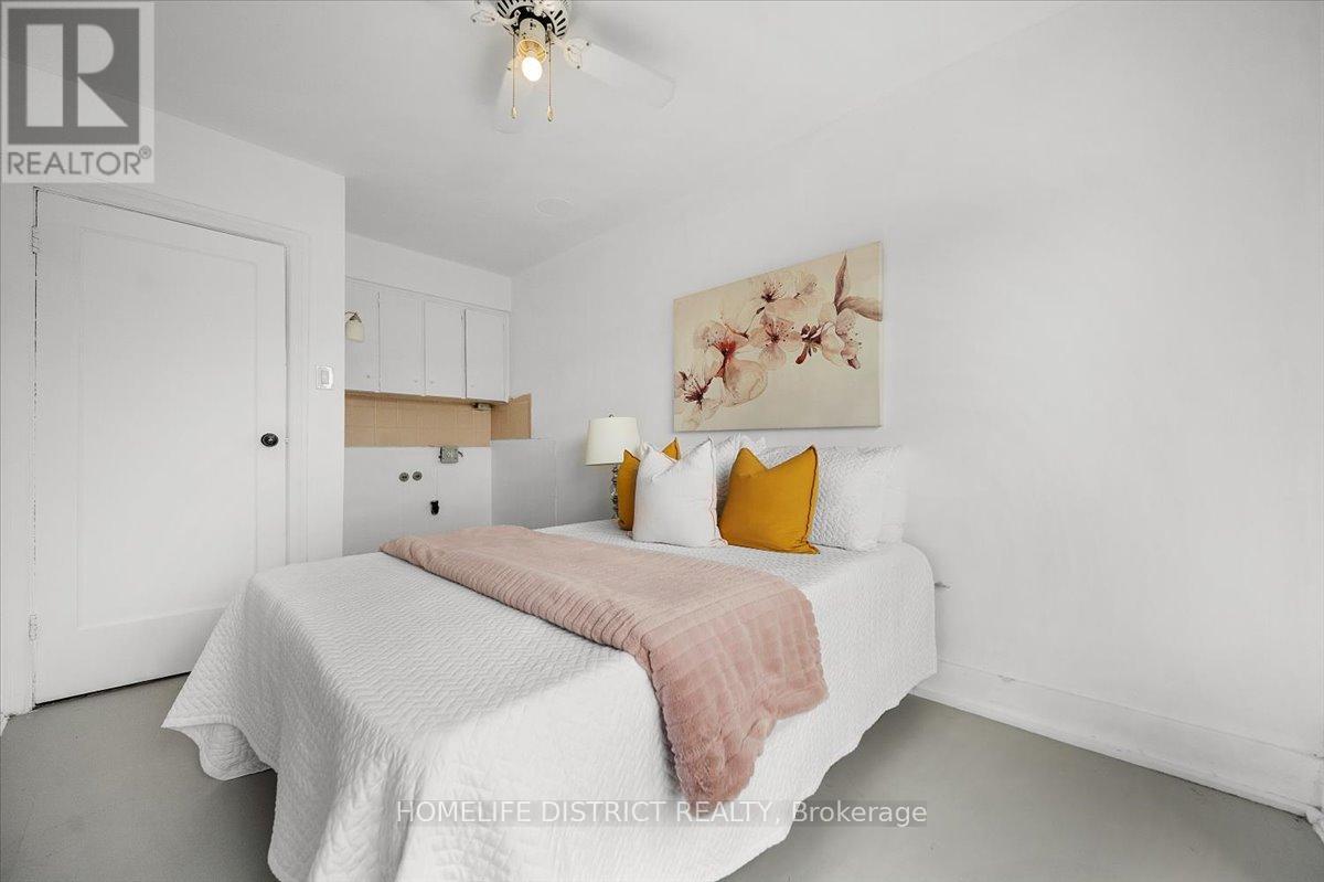 2055 Eglinton Avenue W, Toronto, Ontario  M6E 2K4 - Photo 17 - W12929276