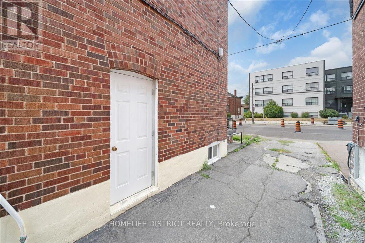 2055 Eglinton Avenue W, Toronto, Ontario  M6E 2K4 - Photo 33 - W12929276