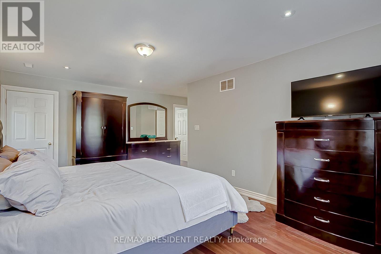 47 Harlow Crescent, Toronto, Ontario  M9V 2Y7 - Photo 14 - W12929326