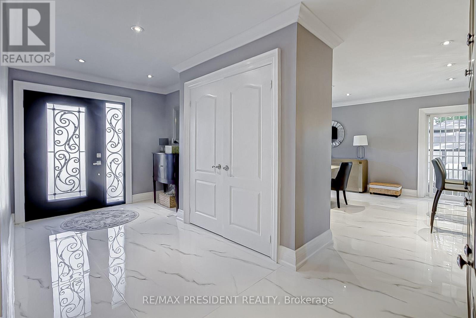 47 Harlow Crescent, Toronto, Ontario  M9V 2Y7 - Photo 4 - W12929326