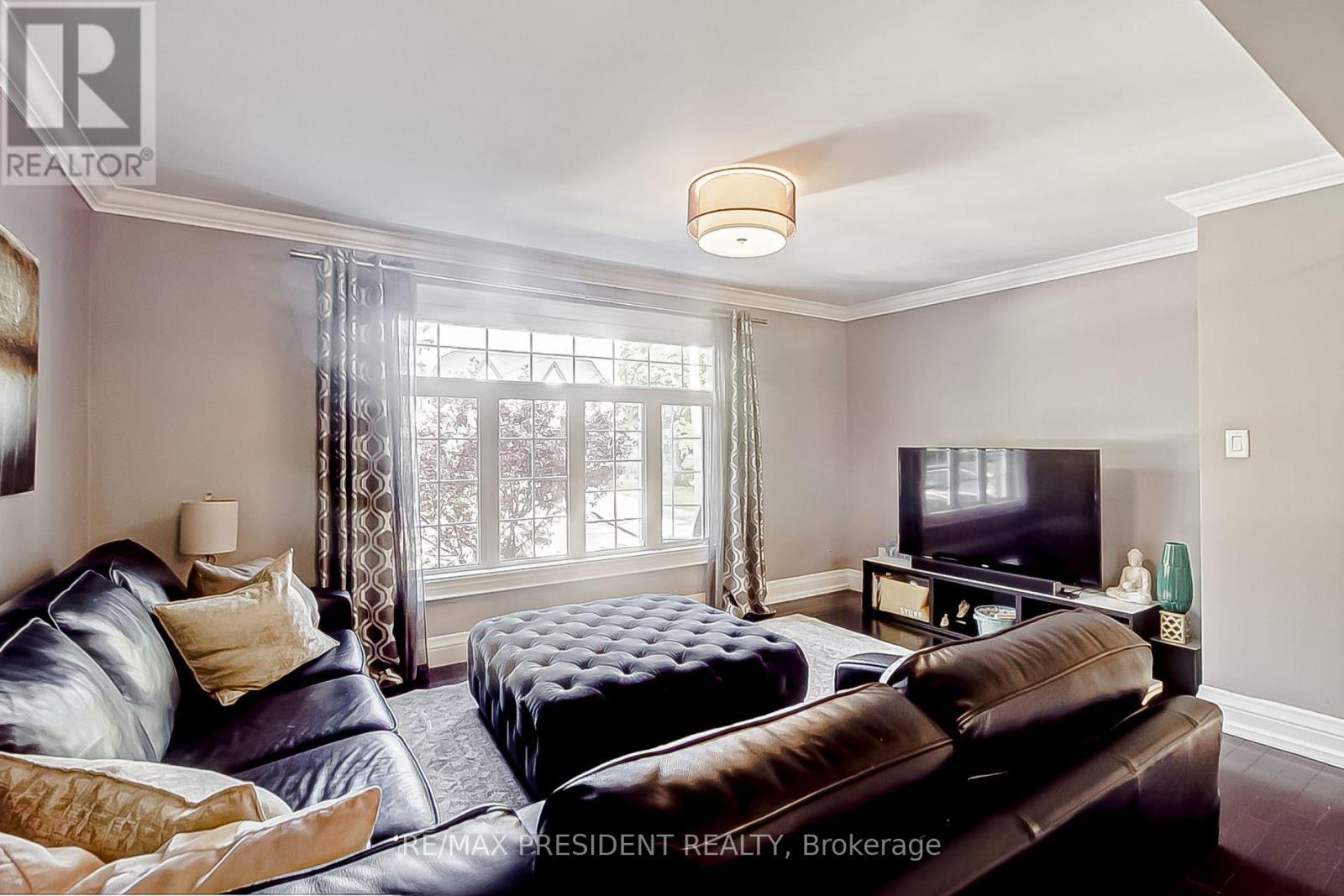 47 Harlow Crescent, Toronto, Ontario  M9V 2Y7 - Photo 9 - W12929326