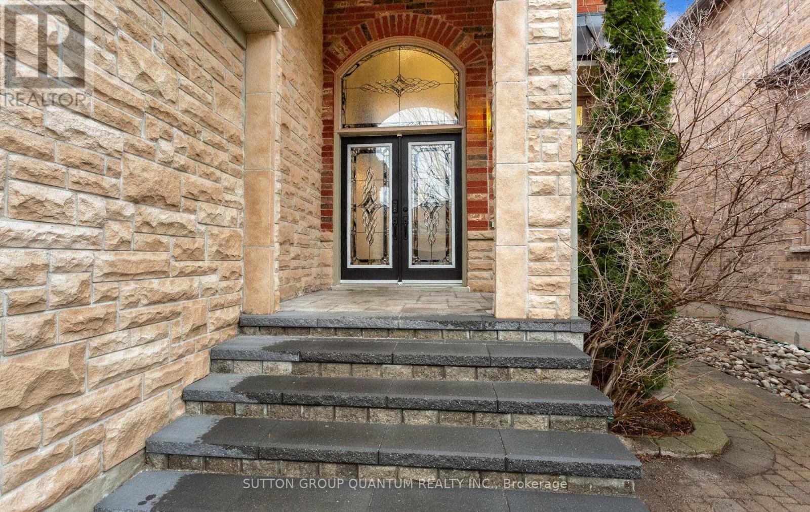 2351 Gladacres Lane, Oakville, Ontario  L6M 0G4 - Photo 3 - W12929330