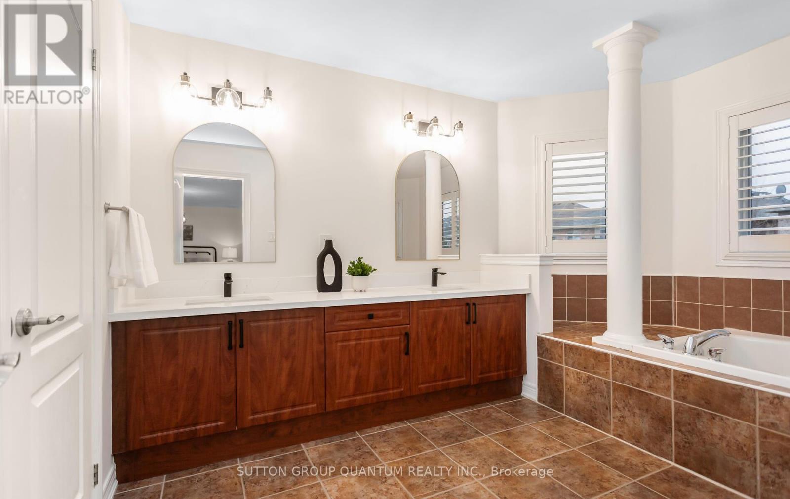 2351 Gladacres Lane, Oakville, Ontario  L6M 0G4 - Photo 32 - W12929330