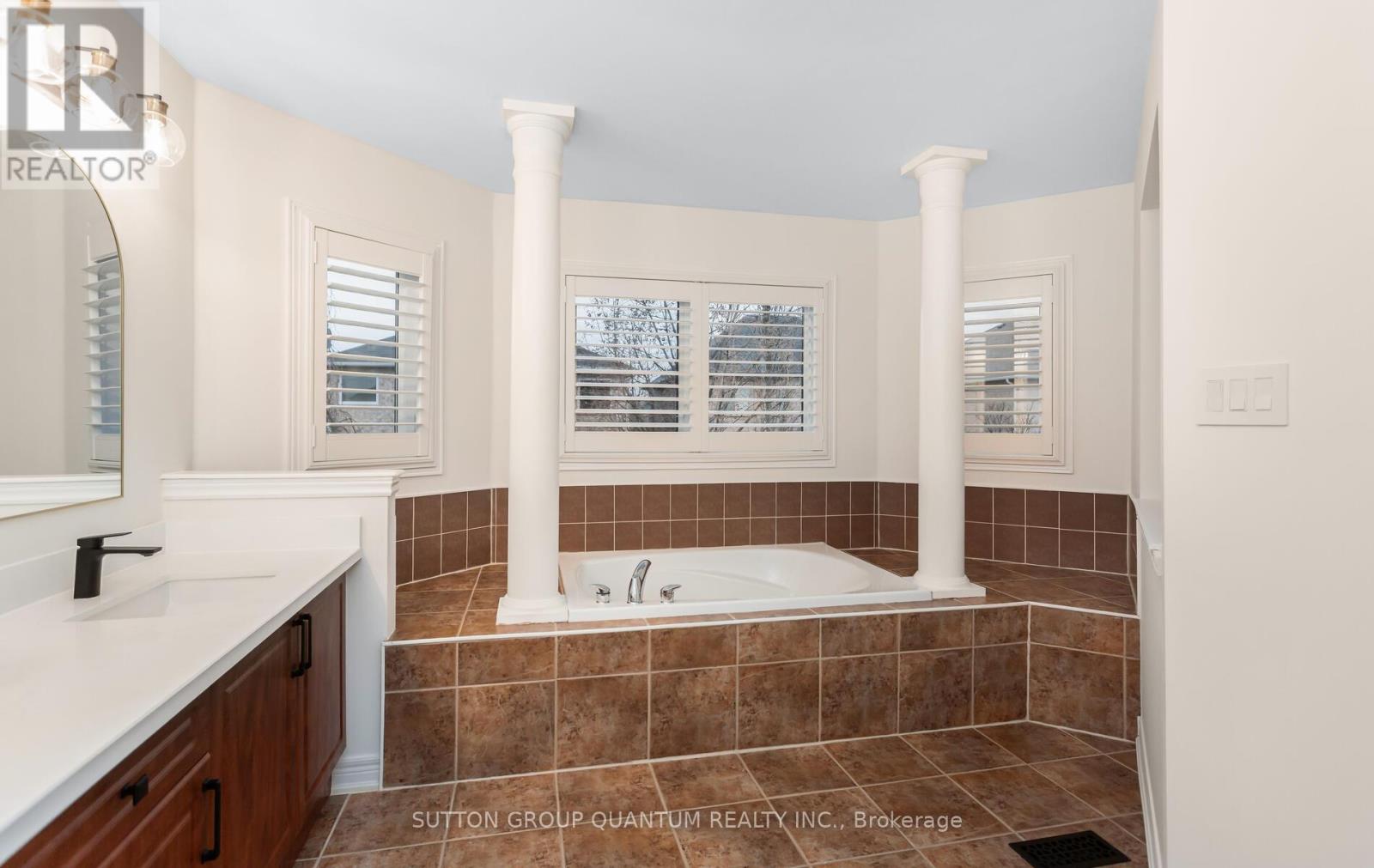 2351 Gladacres Lane, Oakville, Ontario  L6M 0G4 - Photo 33 - W12929330