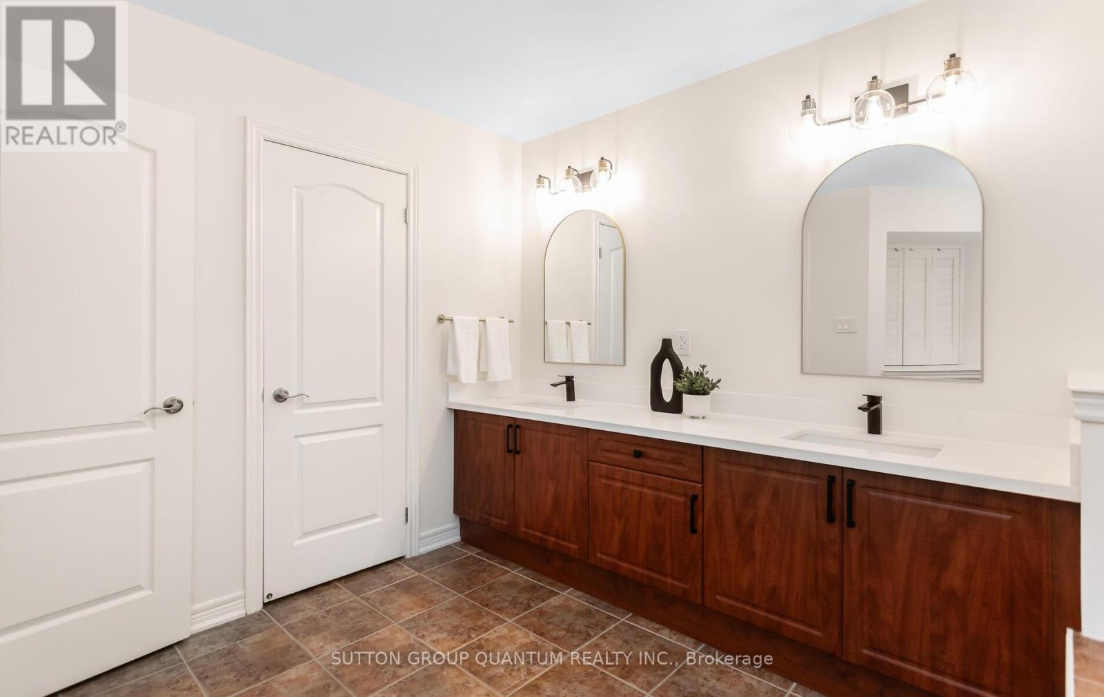 2351 Gladacres Lane, Oakville, Ontario  L6M 0G4 - Photo 34 - W12929330