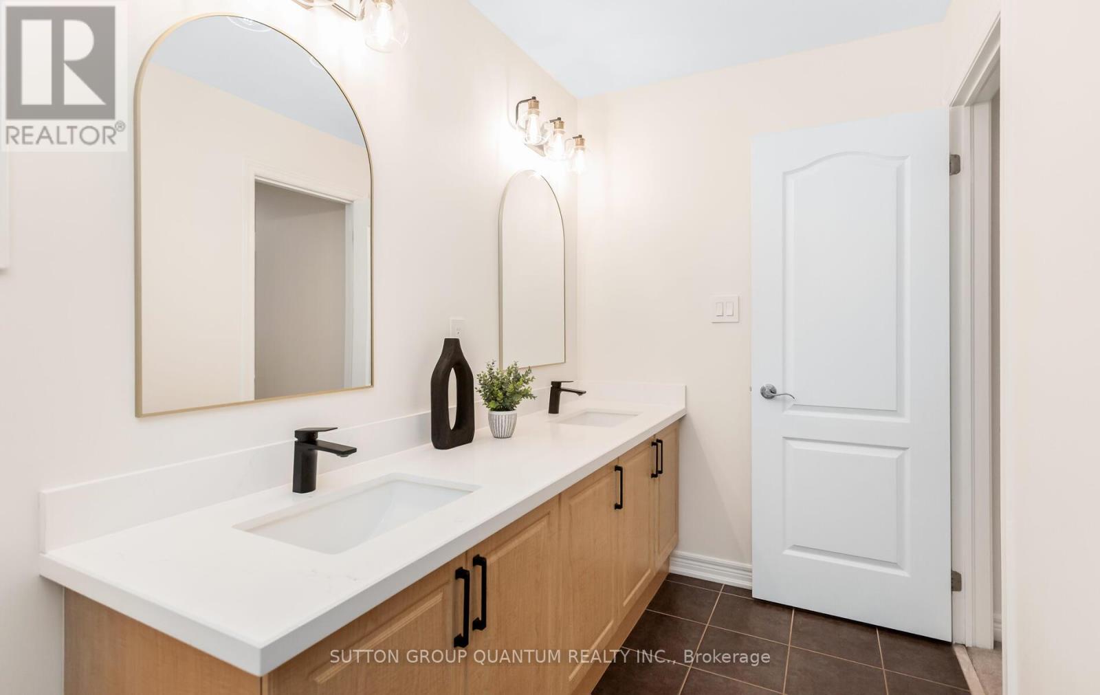 2351 Gladacres Lane, Oakville, Ontario  L6M 0G4 - Photo 39 - W12929330