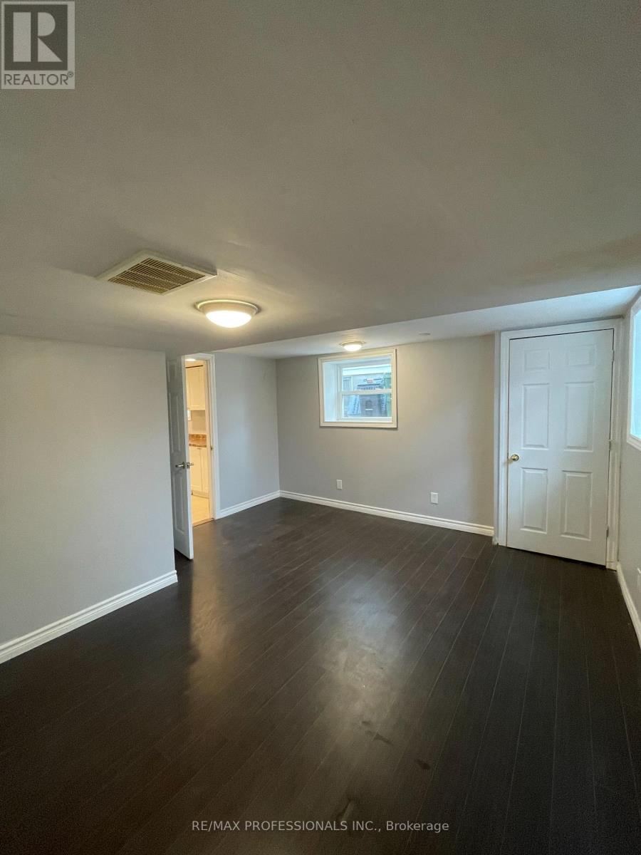 8 Birch Tree Crescent, Toronto, Ontario  M6M 2K8 - Photo 2 - W12929346