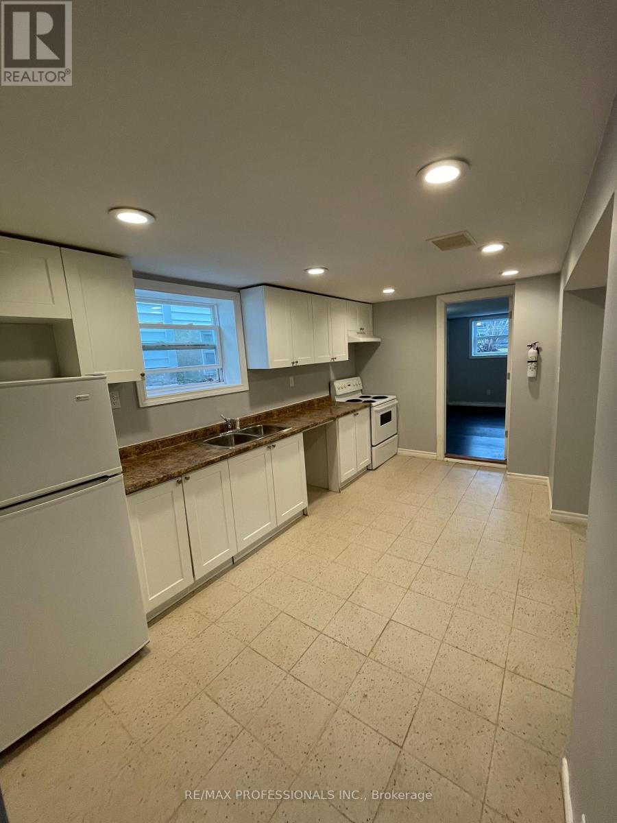 8 Birch Tree Crescent, Toronto, Ontario  M6M 2K8 - Photo 5 - W12929346