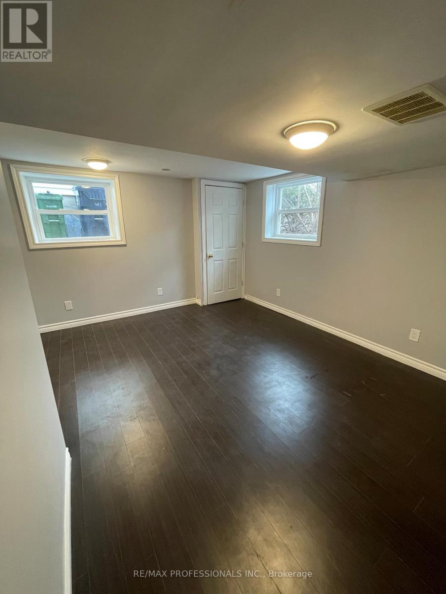 8 Birch Tree Crescent, Toronto, Ontario  M6M 2K8 - Photo 6 - W12929346