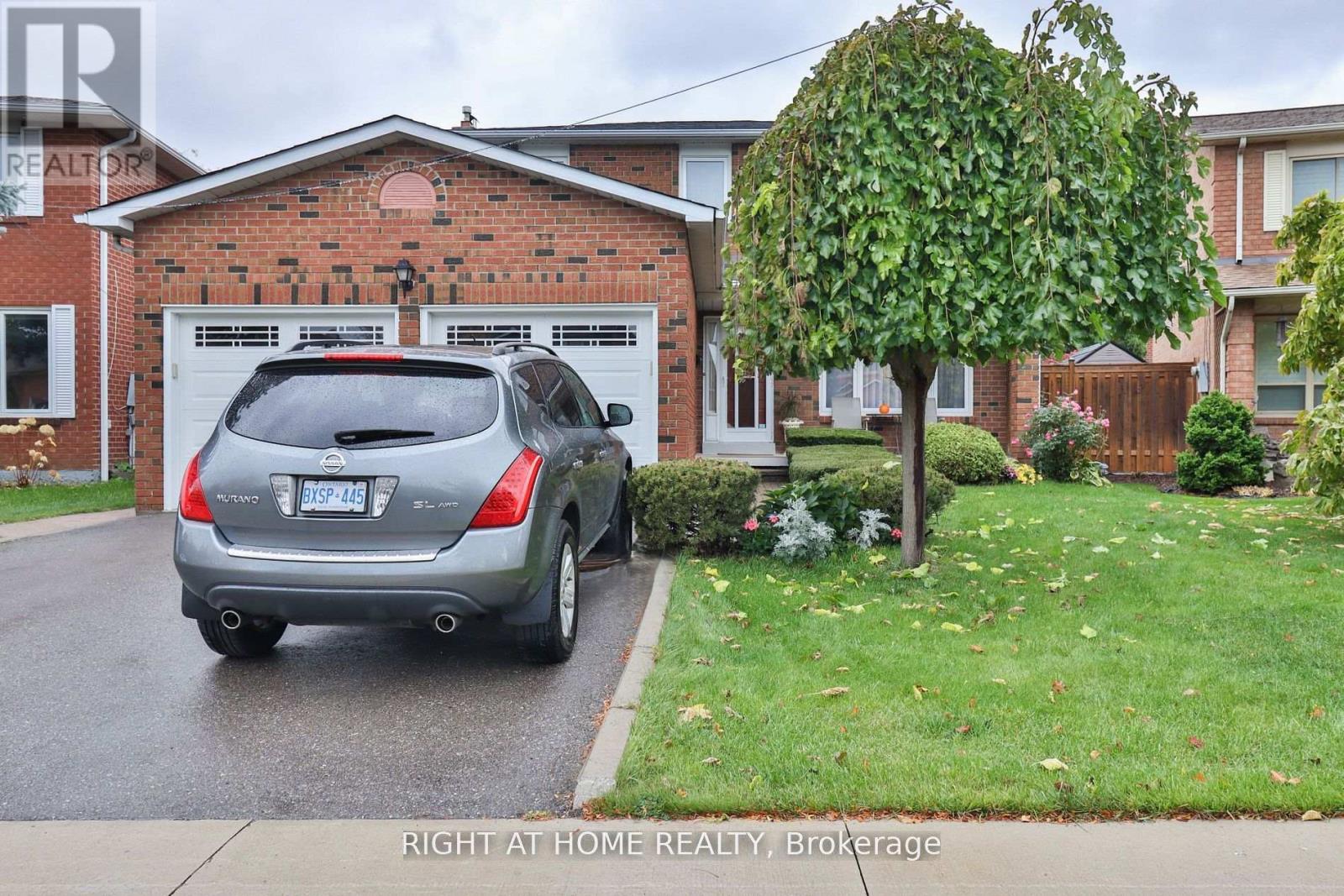 1433 Bough Beeches Boulevard, Mississauga, Ontario  L4W 3B4 - Photo 2 - W12929410