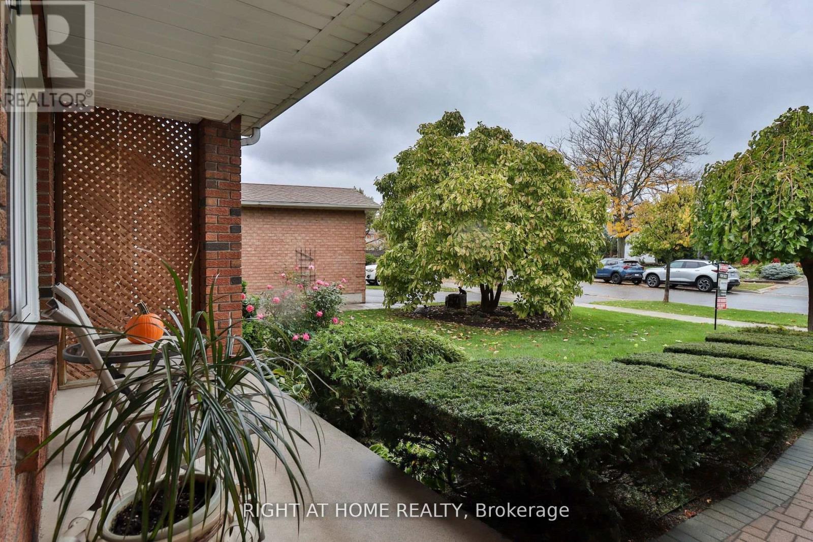 1433 Bough Beeches Boulevard, Mississauga, Ontario  L4W 3B4 - Photo 3 - W12929410