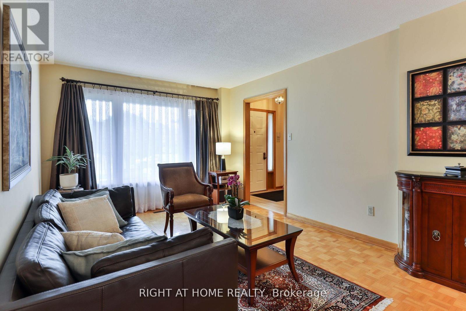 1433 Bough Beeches Boulevard, Mississauga, Ontario  L4W 3B4 - Photo 8 - W12929410