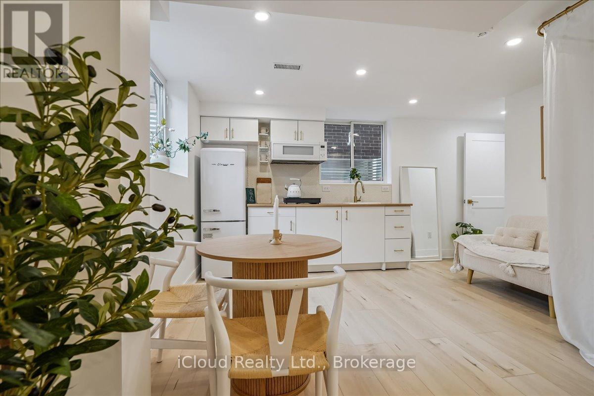 13 SOUTHAM LANE, Hamilton, Ontario