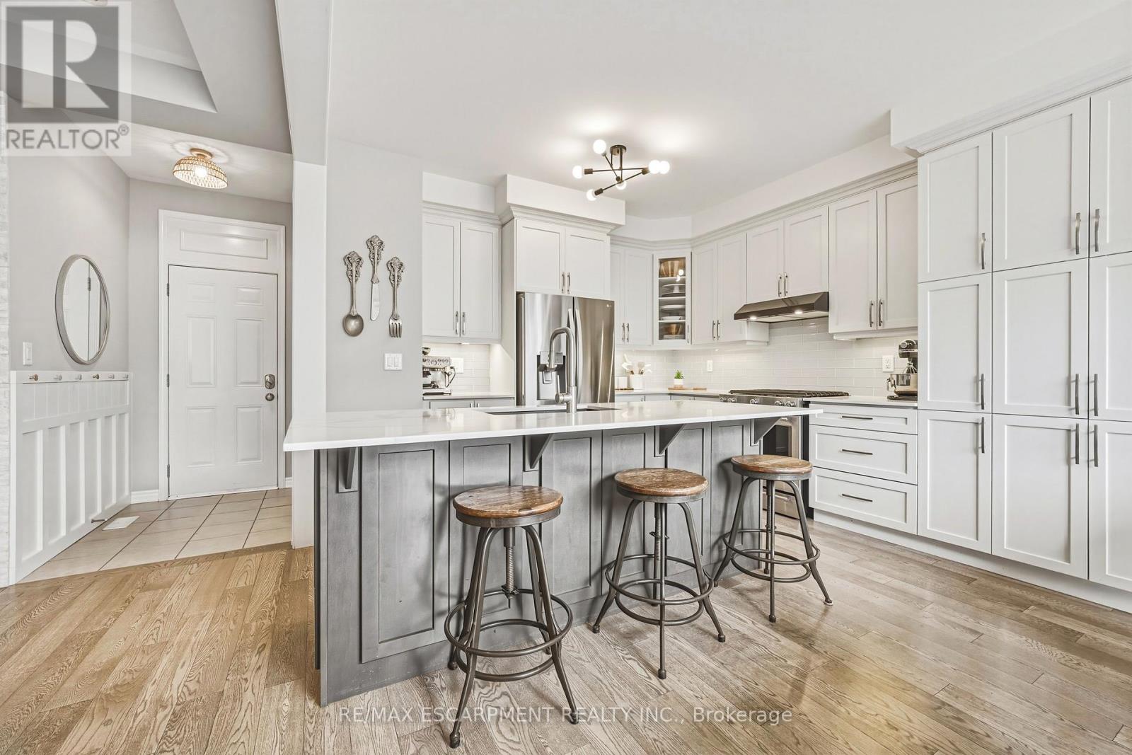 24 Stillwater Crescent, Hamilton, Ontario  L8B 1V6 - Photo 12 - X12929452