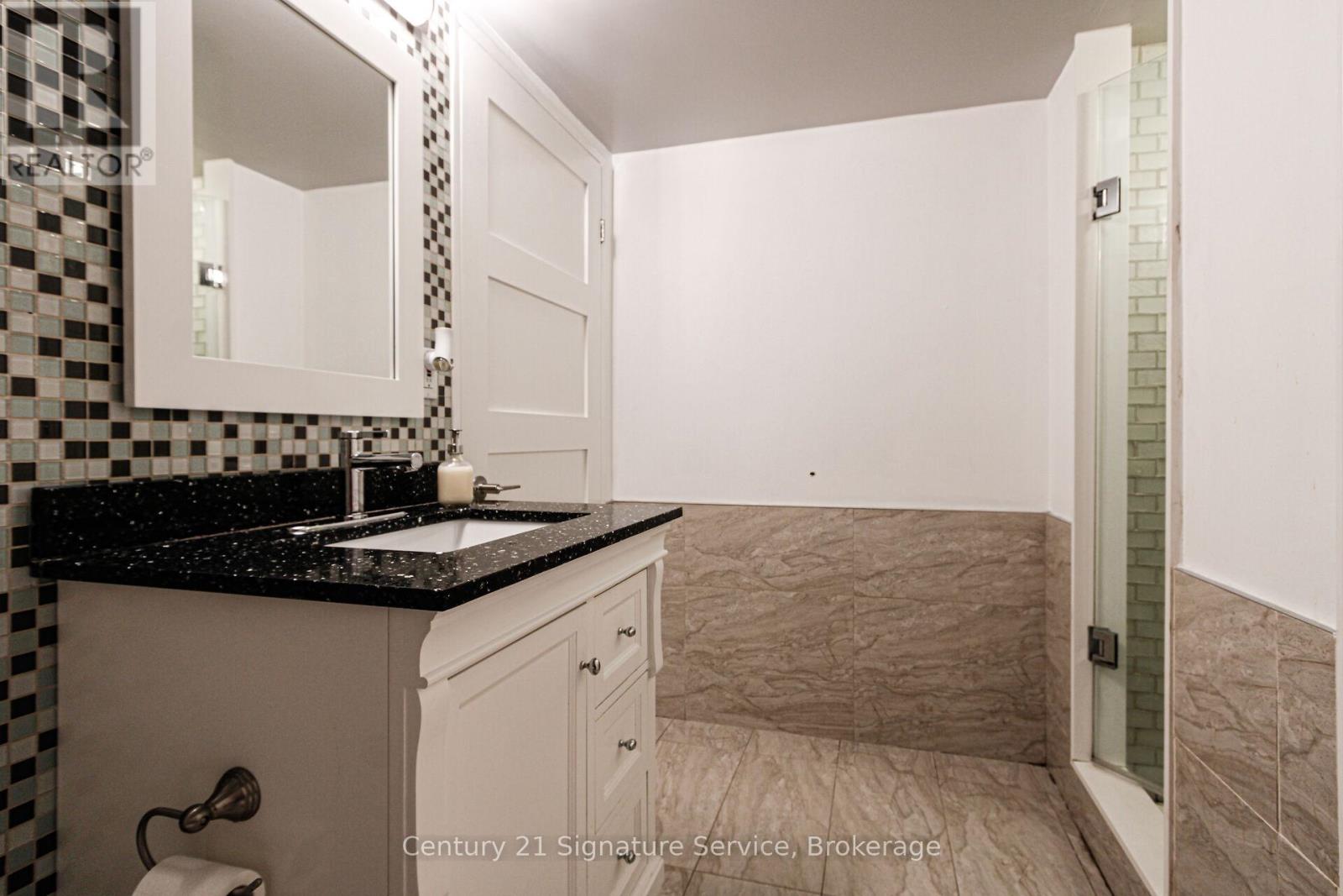 510 - 75 King Street E, Mississauga, Ontario  L5A 4G5 - Photo 18 - W12926258