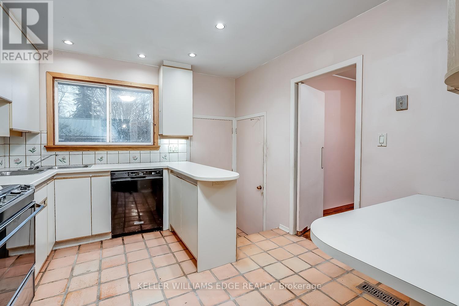 1322 Langdale Crescent, Oakville, Ontario  L6H 2K8 - Photo 11 - W12929216