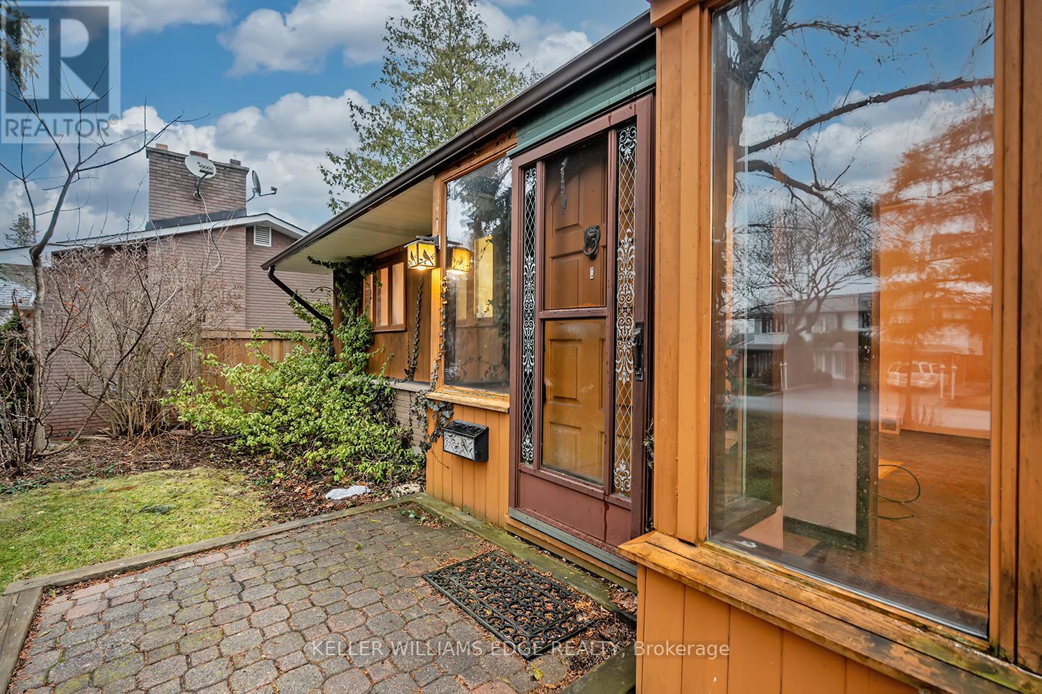 1322 Langdale Crescent, Oakville, Ontario  L6H 2K8 - Photo 4 - W12929216