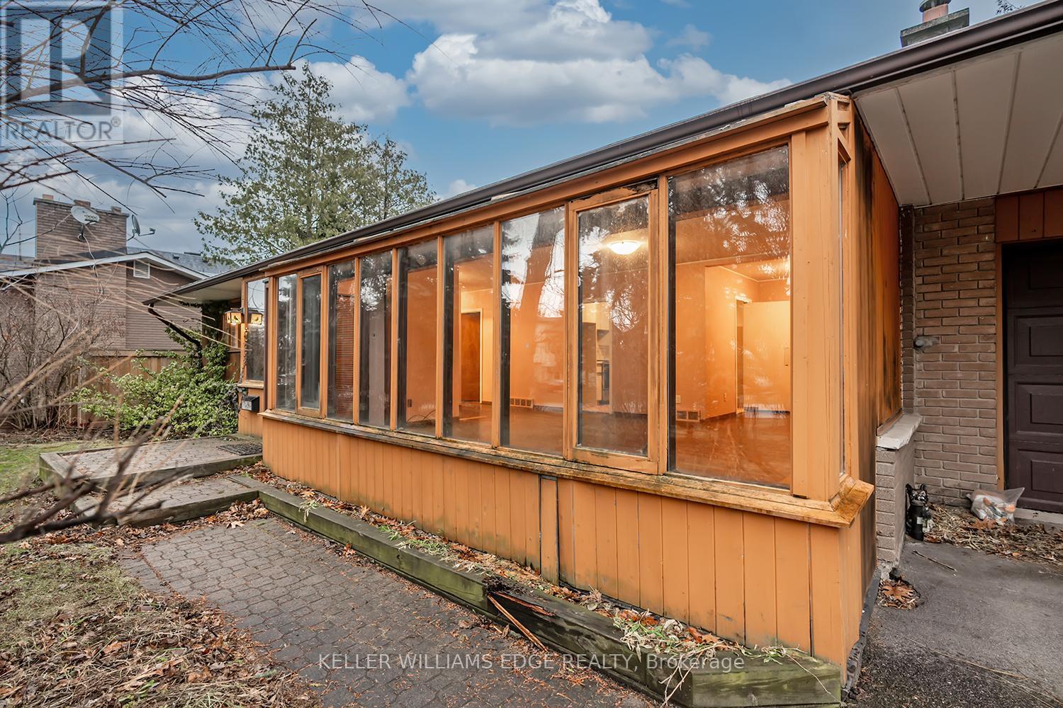 1322 Langdale Crescent, Oakville, Ontario  L6H 2K8 - Photo 3 - W12929216