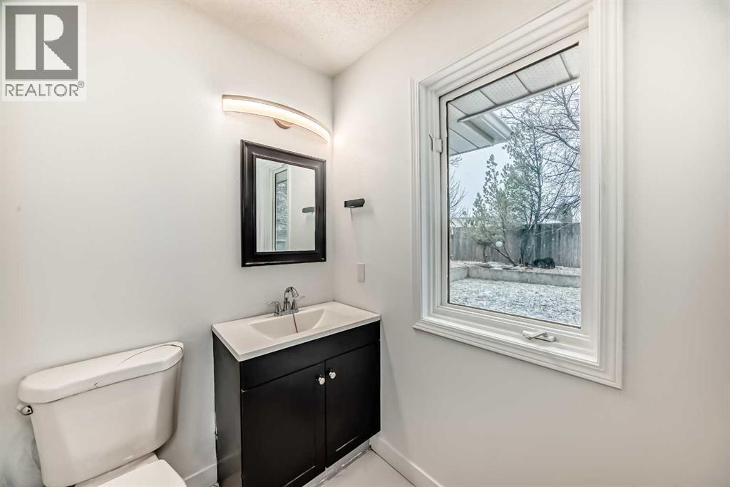 52 Mt Crandell Crescent W, Lethbridge, Alberta  T1K 6L6 - Photo 10 - A2295332