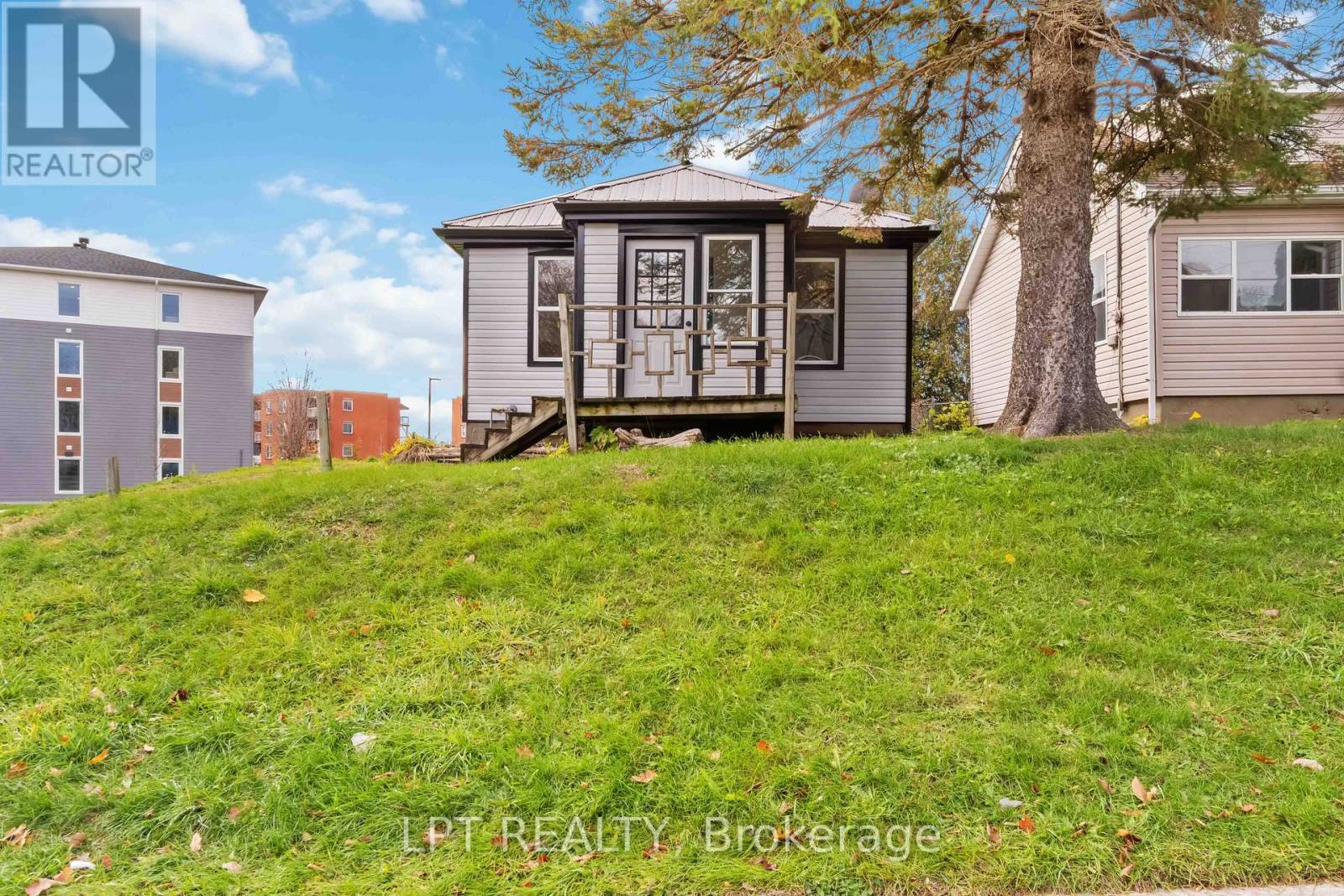 222 Bartholomew Street, Brockville, Ontario  K6V 2S6 - Photo 2 - X12929520