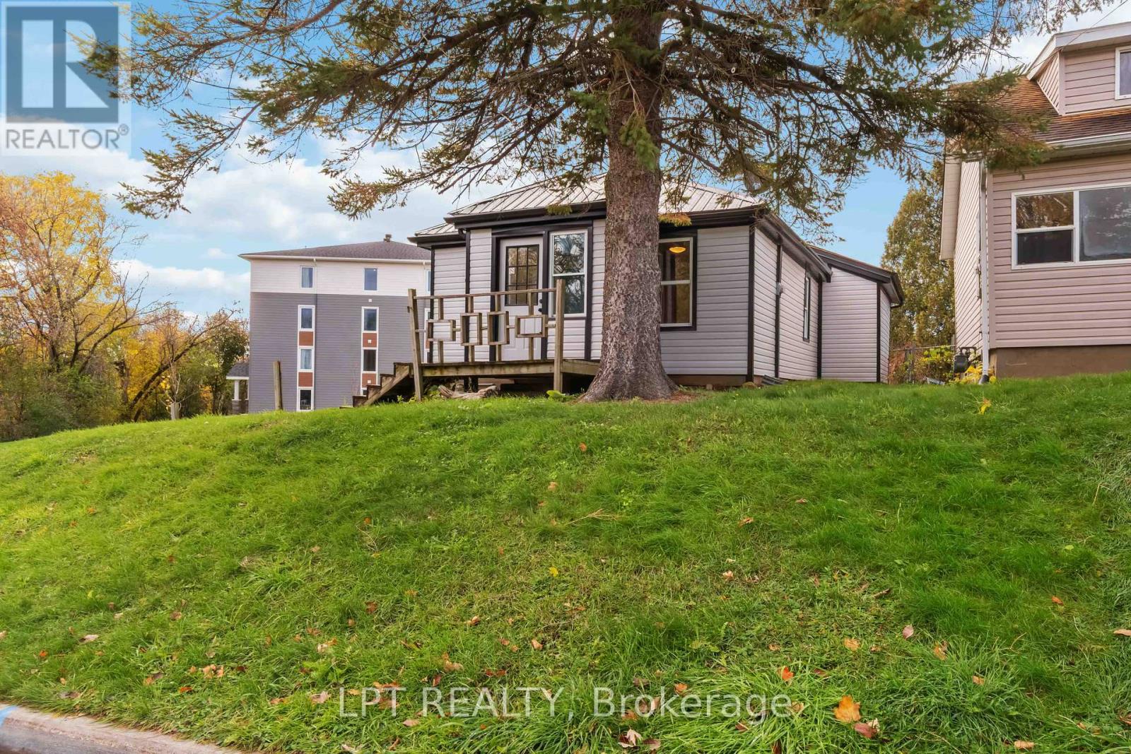 222 Bartholomew Street, Brockville, Ontario  K6V 2S6 - Photo 3 - X12929520