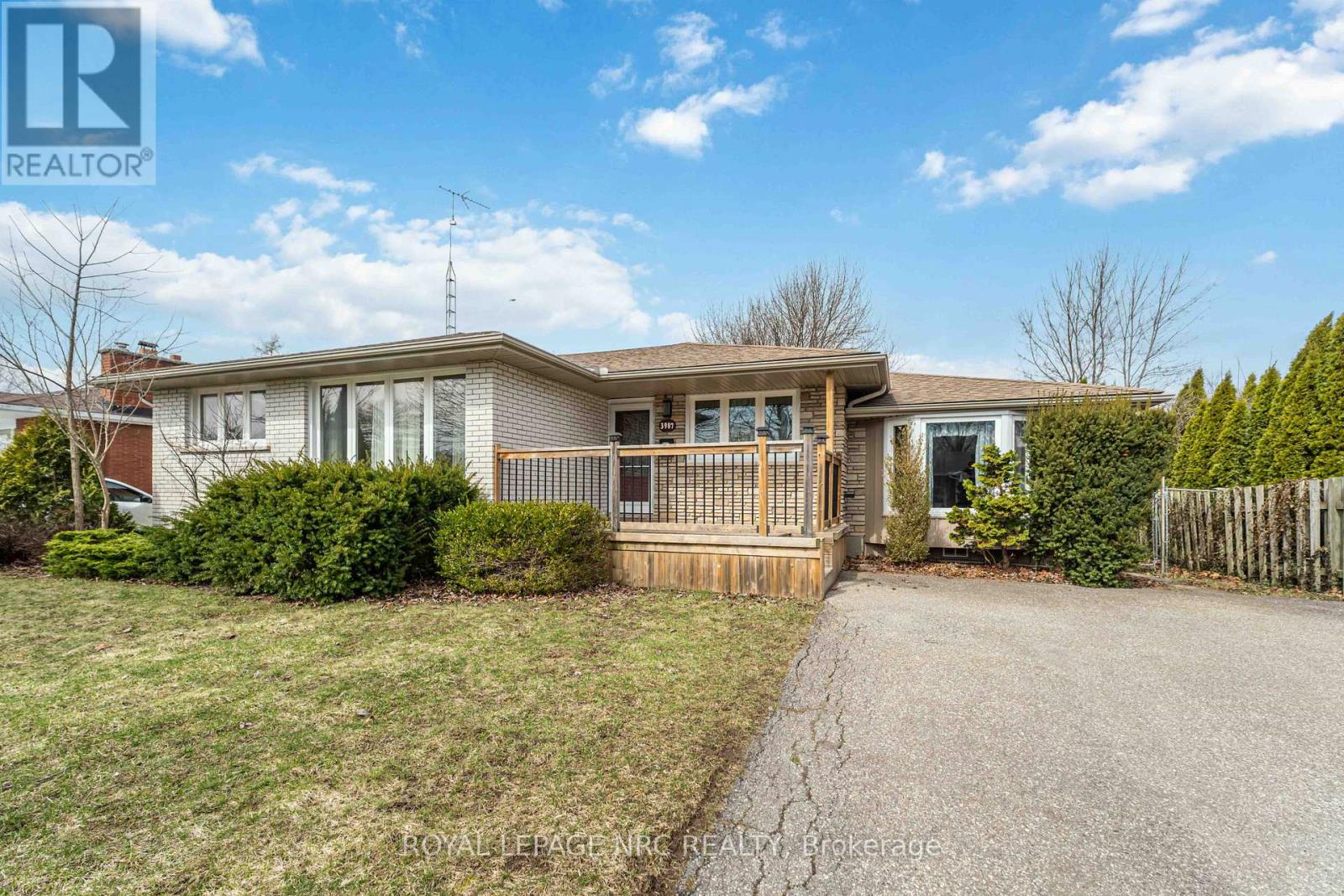 3987 Montcalm Crescent, Niagara Falls, Ontario  L2G 6L9 - Photo 2 - X12929568