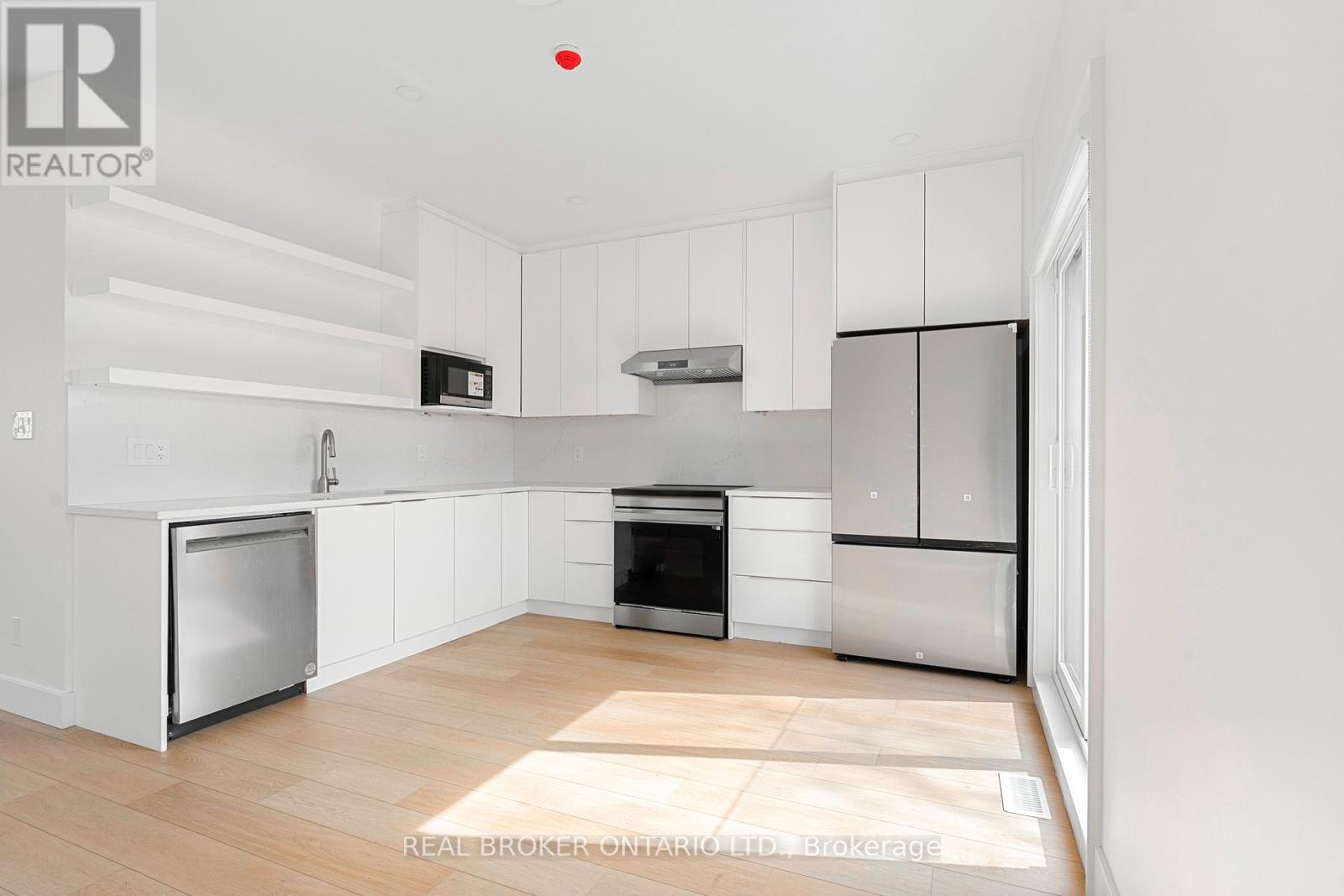 Laneway - 21 Farnham Avenue, Toronto, Ontario  M4V 1H6 - Photo 8 - C12929484