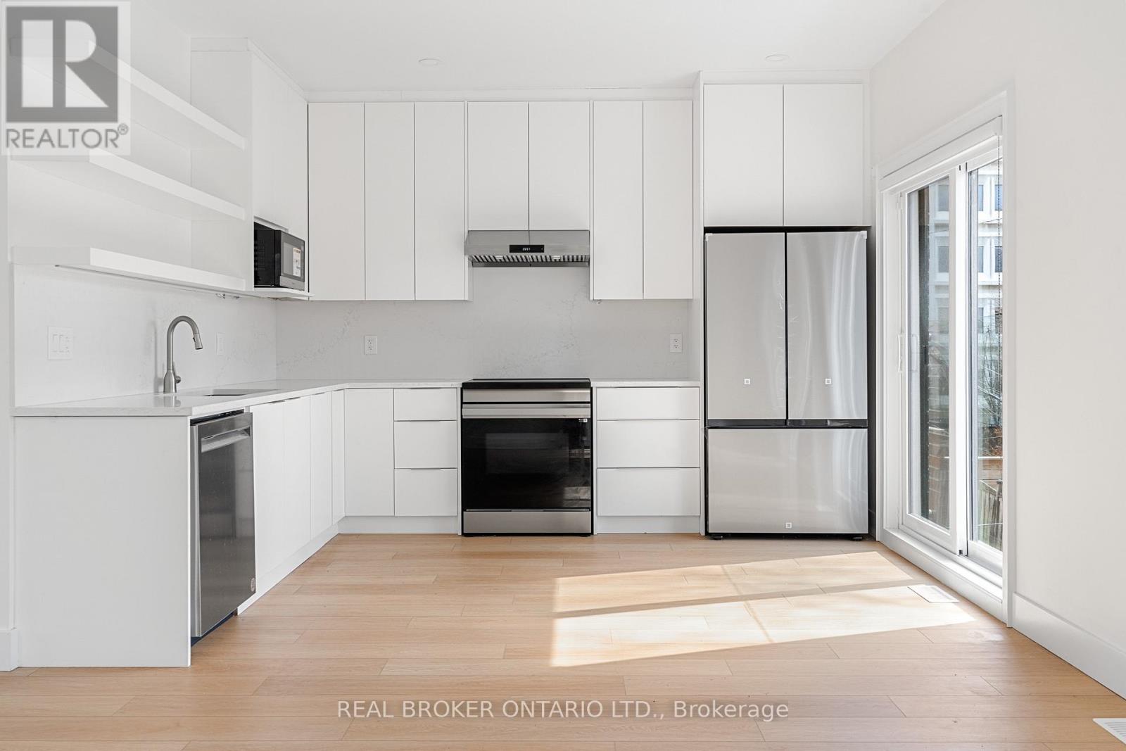 Laneway - Upper - 21 Farnham Avenue, Toronto, Ontario  M4V 1H6 - Photo 7 - C12929558