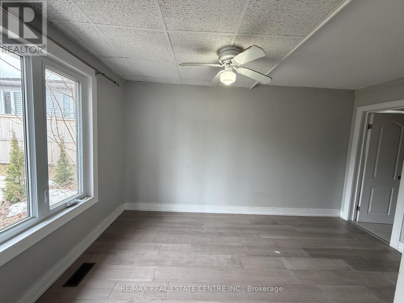 35 Lakeside Avenue, Meaford, Ontario N4L 1A7 - Photo 13 - X12929458