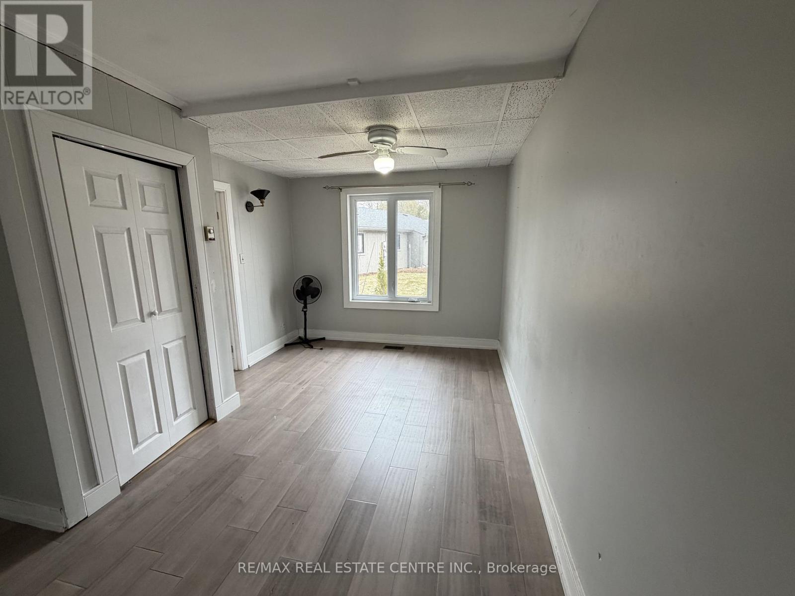 35 Lakeside Avenue, Meaford, Ontario N4L 1A7 - Photo 19 - X12929458