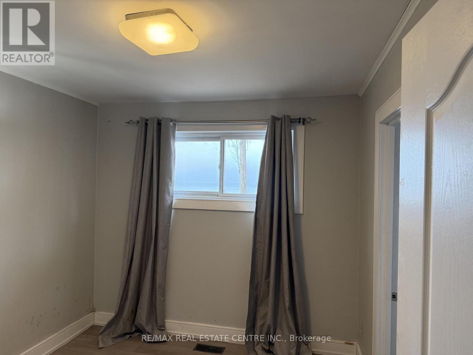 35 Lakeside Avenue, Meaford, Ontario N4L 1A7 - Photo 20 - X12929458