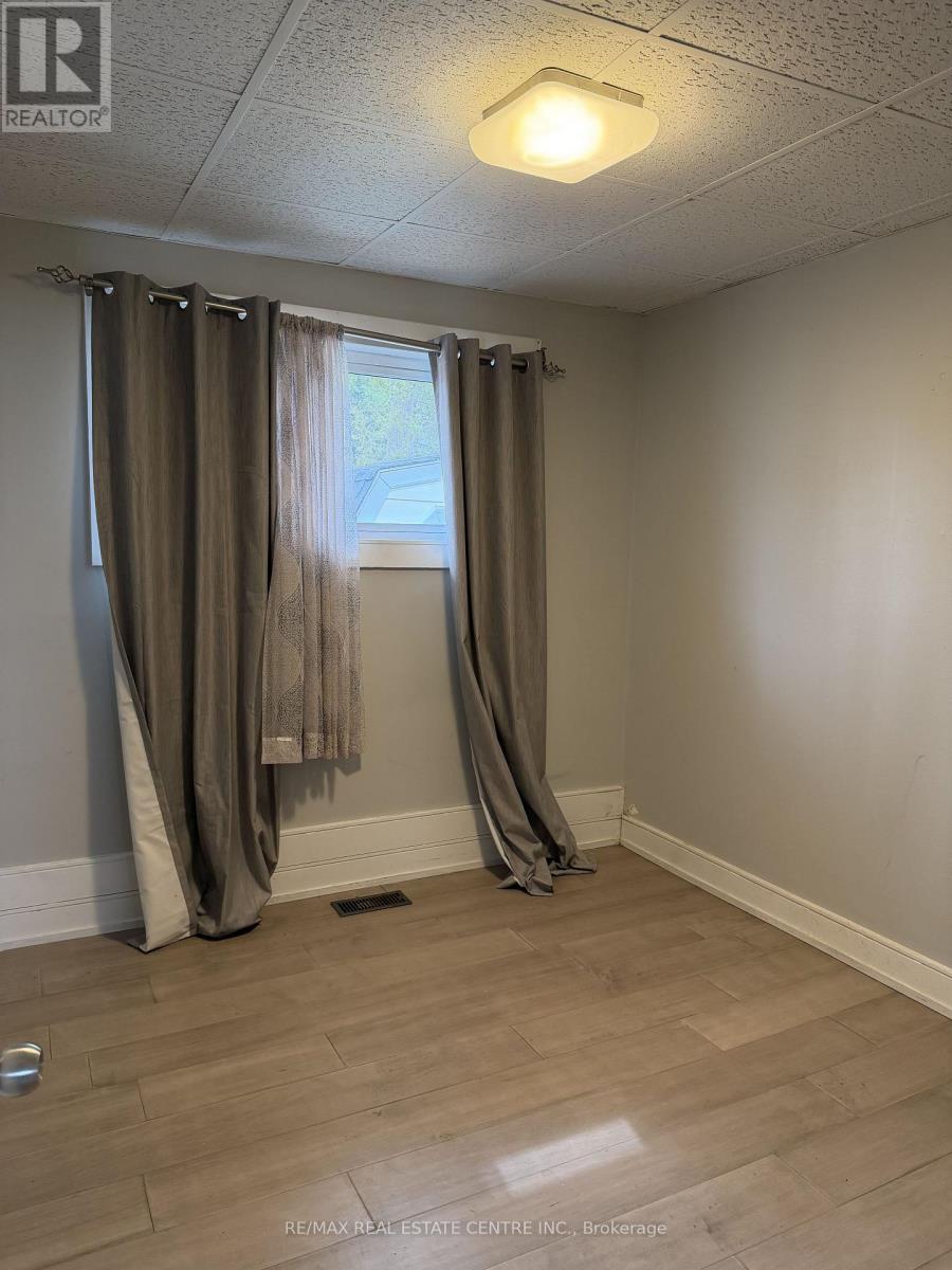 35 Lakeside Avenue, Meaford, Ontario N4L 1A7 - Photo 25 - X12929458