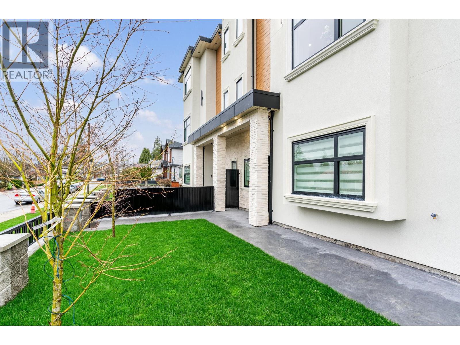 2 8464 15th Avenue, Burnaby, British Columbia  V3N 1Y2 - Photo 2 - R3103785