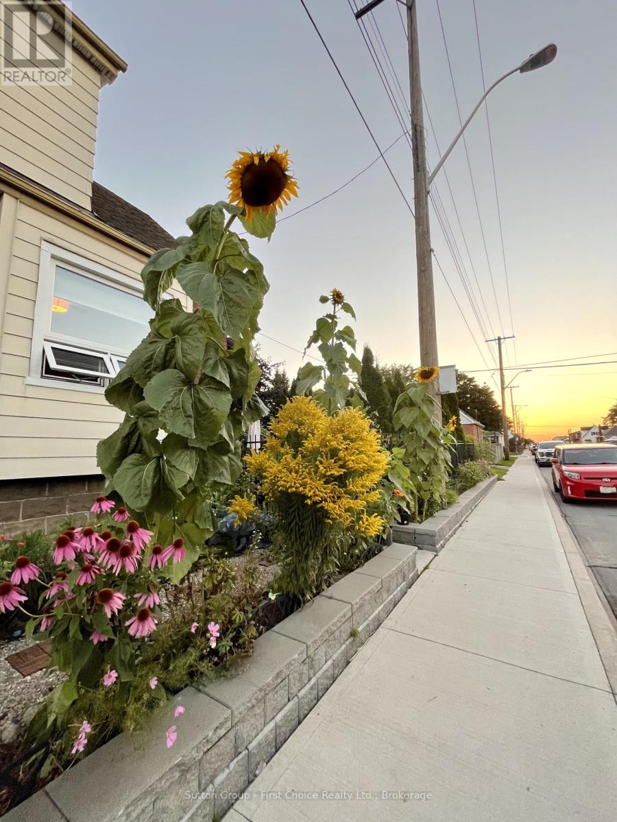 105 Barons Avenue N, Hamilton (Homeside), Ontario  L8H 5A5 - Photo 3 - X12929480