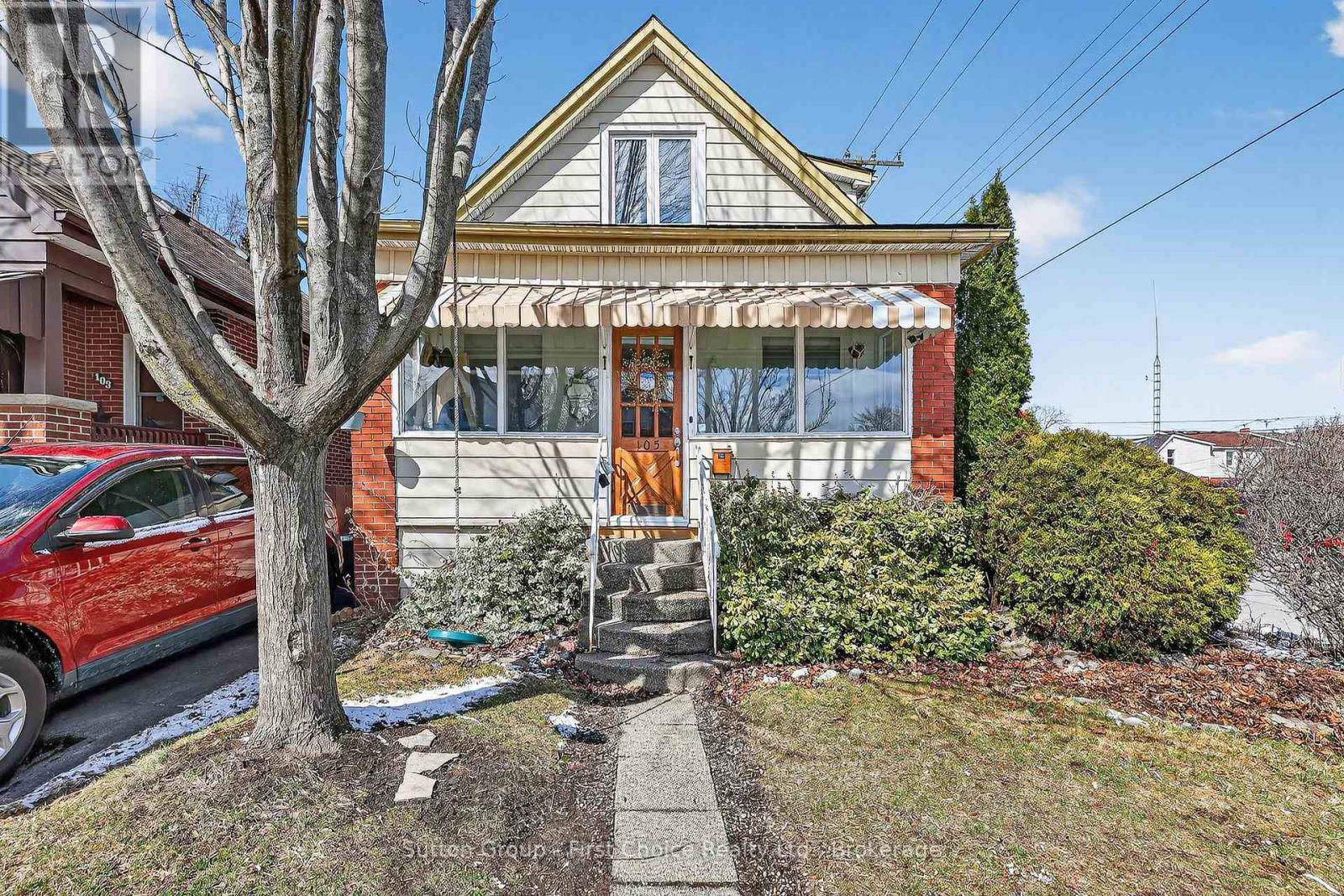 105 Barons Avenue N, Hamilton (Homeside), Ontario  L8H 5A5 - Photo 4 - X12929480