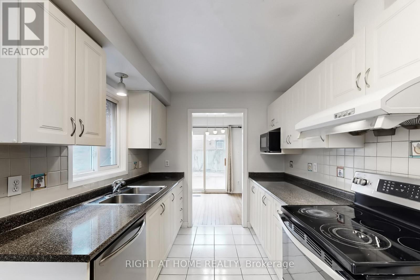 801 Edgehill Road N, Mississauga, Ontario  L5H 3Y2 - Photo 13 - W12854840